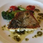 メインの真鯛のポワレ