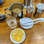 さといも - すり下ろしニンニク、一味、胡椒。沢庵も塩加減バッチリで美味い。