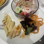 スイーツパラダイス - サラダ、味付きペンネ、ナスとトマトのパスタ