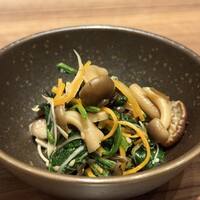 焼肉うしごろ 新宿三丁目店 - キノコのナムル。たくさんのキノコが入ってた。