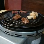 Yakiniku Nakagoshi - 焼いてます