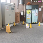 ラーメン二郎 - 店外のウェイティングスペース