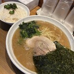 横浜家系ラーメン 満月家 - 料理写真:ラーメン中1050円