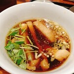 食煅 もみじ - つけ汁。
      
      結構な雨にもかかわらず、帰る頃には満車で空き待ちをしてる車もチラホラ。