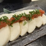 肴と煮込み 古臓 - 梅肉と大葉の板わさ