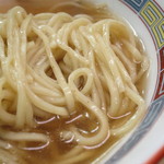 煮干鰮らーめん 圓 - 全粒粉のやや細めのストレート麺。
      