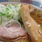 煮干鰮らーめん 圓 - ザクザク感の太い味付けメンマ、長ねぎのシャリシャリ感。
      
      