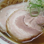 煮干鰮らーめん 圓 - 薄切りの堂島ロール2枚。
      
      ほんのりスモーク感、味良く、やわらかくて。
      