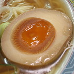 煮干鰮らーめん 圓 - 濃厚味玉。
      
      黄身がとろ～っと。
      