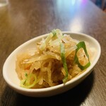 谷中銀座 写楽 - 300円：お通し（大根サラダ）