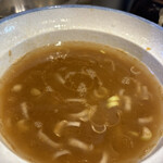 陸 - 塩つけ麺のつけ汁。ニンニクと胡椒入れないと完成しない