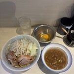 陸 - オリジナリティな塩つけ麺。ニンニクと胡椒をつけ汁に大量投入した「ならば」旨い