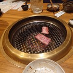 たかちゃん - 肉を焼いています