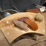 二代目辰よし 狸小路店 - ①「サーモンづけ」②「活〆平目昆布〆」