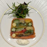 L'ESSOR - 夏野菜のテリーヌ。 たくさんの夏野菜をスモークサーモンで巻いてます。 どれもが甘くて優しい野菜をサーモンで巻くと、直線的な強烈な薫香で異世界へ飛ばされます。