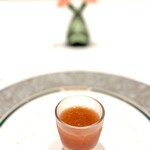 L'ESSOR - まずはアミューズ。 キレッキレに冷えて、酸味が効いてて目が覚めるようなガスパチョ。 スパイシーで香味野菜の香りが明確。 旨いですねー。