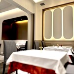 L'ESSOR - パーティションで仕切ったり、凹んだ囲まれた小さな空間があったり、たった2席のカウンターがあったり、多彩なレウアウト。 いろんな場所で食べてみたい。 特に小さなカウンターは楽しそうです。