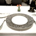 L'ESSOR - ランチでもちゃんとプレスされたクロスにショ ープレート、そして銀のカトラリー。 ちゃんとしてます。 カトラリーは料理ごとに取り替えられます。