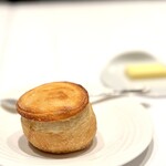 L'ESSOR - へんてこな、シャンピニオンなフォルムのパン。 しっかり噛み応えがあって温かくて小麦の味わいが旨い。 上質なバターもたっぷりでうれしい。 ワインがどんどん消える。