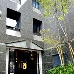 L'ESSOR - 左へ進んで建物の中へ。 奥へ右へと進むと、、