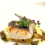 L'ESSOR - すごく身厚なスズキ。 皮目は香ばしく、身はふんわりほんわか。 パサツキなんて1ミリもありません。 大きな魚の香りにしっとりと爽快なソース。 下にはムール貝がたっぷり。 おいしい組み合わせ。