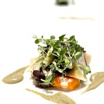 L'ESSOR - なぜなら、食欲に火がついたのか、酒で麻痺したのか、ゆっくりのんびり食ってたので夜ごはんが食べたくなったのか、とにかくお腹が減ったので、もう一皿、アワビの料理を作ってもらったんです。 低温調理っぽい柔らかで旨みの塊のアワビにアワビの肝ソース。 ただの食べる阿呆に成り下がってます。 でも、幸せ過ぎ。