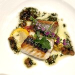 L'ESSOR - スズキのポアレ。 しっかりしたポーション。 このあたりもクラシックでいい。 ソースはバジルとオリーブオイルに若干のニンニクでしょうか？ ちょっと和風なやつが上に飾ってあったり。