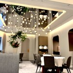 L'ESSOR - 店内すべてが見渡せる素晴らしい席へと案内いただき、なんだかご満悦のオレサマ。