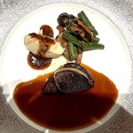 L'ESSOR - 和牛ヒレ肉、フォアグラ、トリュフのロッシーニ風。 今日はこれが食べたかったんです。 ペリグーソースの少し甘くて深い旨みの海。 マッシュポテトにプルプルのきのこ（セップ？）のつけあわせ。