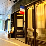 L'ESSOR - パリの高級路面店のような佇まいのお店が見えてきます。 ちょうど開店時間だったようで、扉が開き、店内へ案内いただきました。