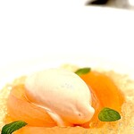 L'ESSOR - デセールは桃。 桃のコンポートに桃のソルベ？ 桃色のジュレ。 旨すぎな野菜、魚、肉を堪能し、ソースに溺れてのぼせたあとは、一気に冷たく甘くフレッシュな世界へ。 フランス料理にデセールが必須だってことを本能的に知ります。 このタイミングでこの旨さったらない。