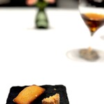 L'ESSOR - ミニャルディーズ。 一般的にはお茶菓子ですが、僕には40℃以上の濃い酒のおとも。 自家製のマドレーヌやフィナンシェ。 これはどう考えても濃い酒が必要でしょ。