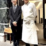 L'ESSOR - 本日の料理を堪能させてもらった魏国飛シェフと随分わがまま言ってお世話になったギャルソンくん。 素晴らしい料理とホスピタリティーでした。