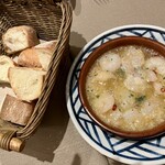 スペイン料理店 エステーリャ - 海老のアヒージョとパン
