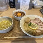MENYA HITENZAKA - 特製昆布水つけ麺　塩　1,350円　　　　　　　　　卵黄のせ焼豚飯　450円