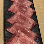 和牛焼肉じろうや 介 wagyu&sake - 至高のタン（数量限定）
      一頭から極わずかしか取れないタンの根元のみを贅沢に使用。さっと炙ってお召し上がりください。（数量限定のためお電話での事前注文をお勧めします）
      3,740円
