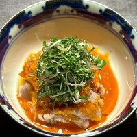 Ji-Cube - 『和牛の胡麻ソースがけ / 芝麻牛肉』
                      
                      上から、
                      ・細切りの香味野菜
                      芝麻ソースと自家製辣油をかけた
                      ・薄切りの和牛
                      ・蒸し茄子