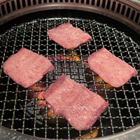 和牛焼肉じろうや 介 wagyu&sake 名古屋駅前本店 - 至高のタン（数量限定）
                    一頭から極わずかしか取れないタンの根元のみを贅沢に使用。さっと炙ってお召し上がりください。（数量限定のためお電話での事前注文をお勧めします）
                    3,740円