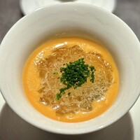 Ji-Cube - 『蒸し鶏とトマトのスープ / 蕃茄冷湯』
                    
                    ・トマトと発酵唐辛子のスープ
                    
                    具材は上から、
                    ・小ネギ
                    ・トマトのコンソメのジュレ（丁寧に一晩かけて濾して）
                    ・ダイス状の蒸し鶏
                    ・ピータン