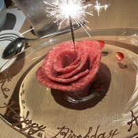 和牛焼肉じろうや 介 wagyu&sake 名古屋駅前本店 - 肉ケーキ
                    誕生日・記念日にぴったりなお肉のケーキです！
                    無料でメッセージも受け付けておりま
                    す！
                    3,850円
