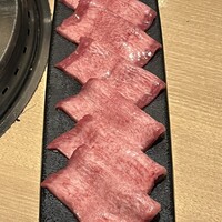 和牛焼肉じろうや 介 wagyu&sake 名古屋駅前本店 - 至高のタン（数量限定）
                    一頭から極わずかしか取れないタンの根元のみを贅沢に使用。さっと炙ってお召し上がりください。（数量限定のためお電話での事前注文をお勧めします）
                    3,740円