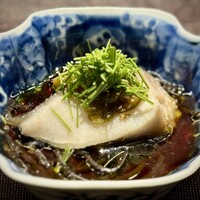 Ji-Cube - 『魚の蒸し物 / 大汗魚塊』
                    
                    上から、
                    ・芽ねぎ
                    ・青唐辛子
                    ・蒸した銀鱈
                    ・蕨粉の春雨
                    ソースは、醤油・葱油・唐辛子のソース