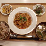 トーコーキッチン - 鶏のチリソース 副菜二品 豚汁 ご飯