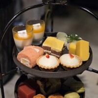 現代里山料理 ZEN HOUSE - （壱の皿）
2人分
                    とうもろこしのテリーヌ
                    ベリーヌマンゴー
                    白桃ロールケーキ 
                    パッションタルト 
                    ずんだ大福 
                    オペラショコラオランジェ