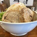 ヤマネコ軒 - 黒醤油特製豚そば並＋ヤサイマシ＋オロチ麺＋ニンニク
