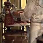 あざみ野うかい亭 - 生ハムをスライスします