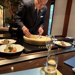 あざみ野うかい亭 - チーズを削ります