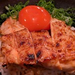 吾一 - 【〆焼き鳥丼】（鶏出汁付）しっとりやわらかいお肉と黄身とご飯、最高