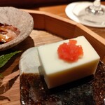 鮨処 乾杯 - 豆腐のようで豆腐じゃない。江戸時代から牧場で作られて豆腐。