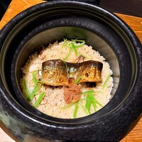 割烹まさご - 釜炊きご飯　天然魚（秋刀魚）　梅　青味　松茸